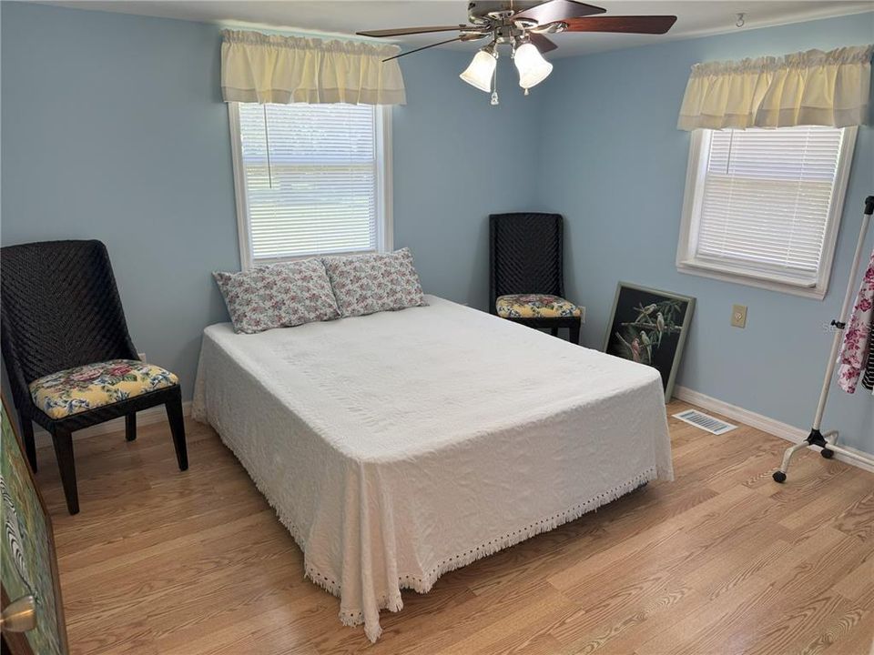 На продажу: $199,900 (2 спален, 2 ванн, 1152 Квадратных фут)