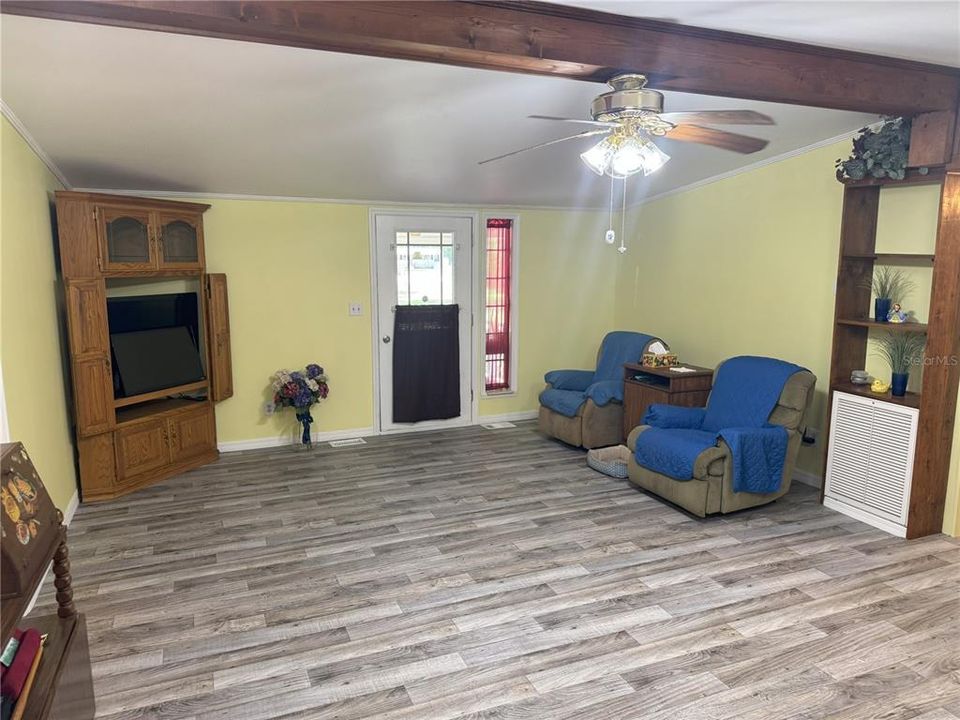 На продажу: $199,900 (2 спален, 2 ванн, 1152 Квадратных фут)