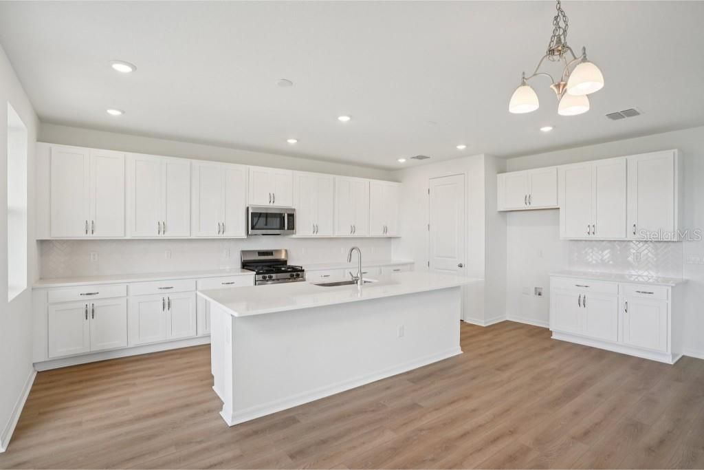 Active With Contract: $529,990 (3 beds, 2 baths, 2796 Square Feet)