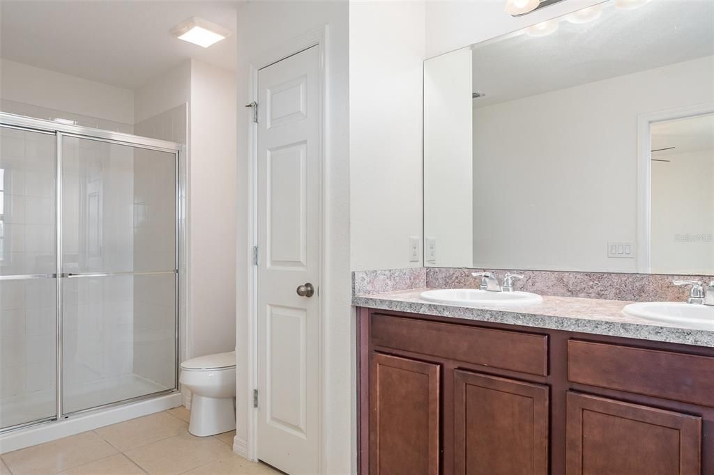 Под контрактом: $264,500 (4 спален, 3 ванн, 1930 Квадратных фут)