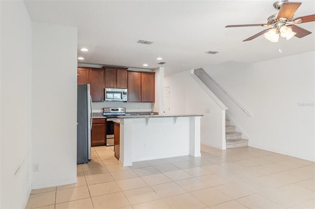 Под контрактом: $264,500 (4 спален, 3 ванн, 1930 Квадратных фут)