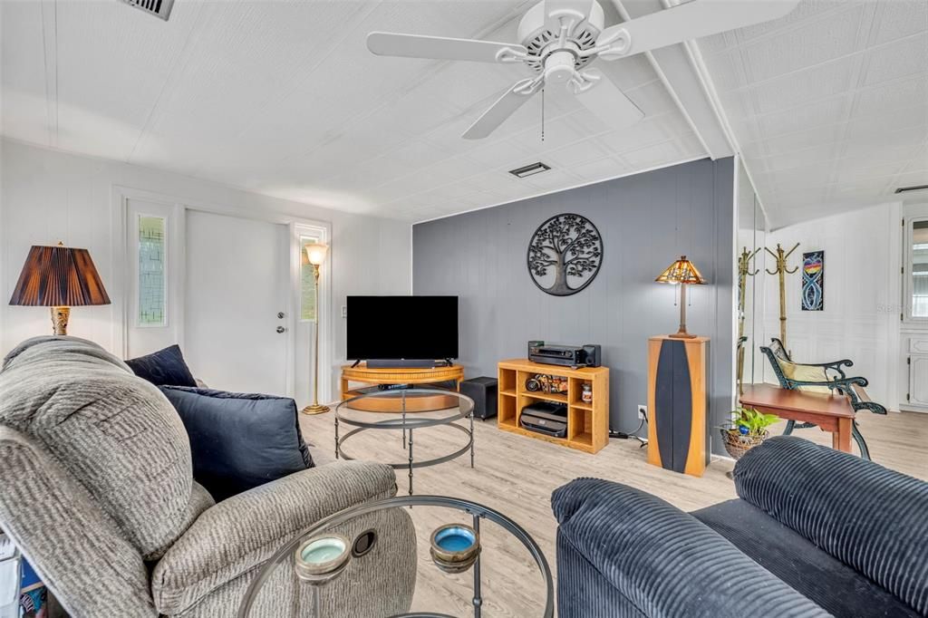 待售: $160,000 (2 贝兹, 2 浴室, 1488 平方英尺)