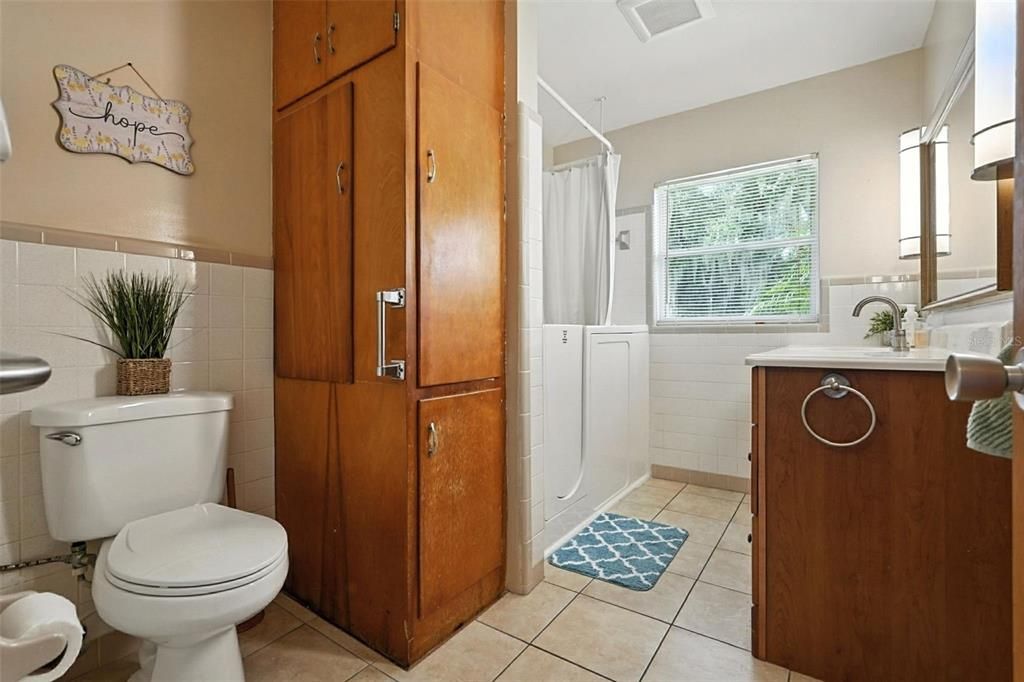 For Sale: $747,000 (2 beds, 2 baths, 1140 Square Feet)