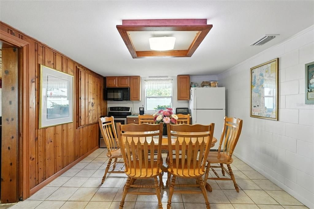 For Sale: $747,000 (2 beds, 2 baths, 1140 Square Feet)