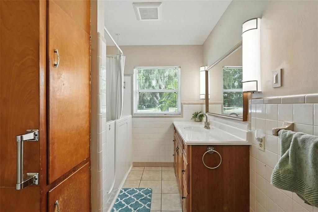 For Sale: $747,000 (2 beds, 2 baths, 1140 Square Feet)