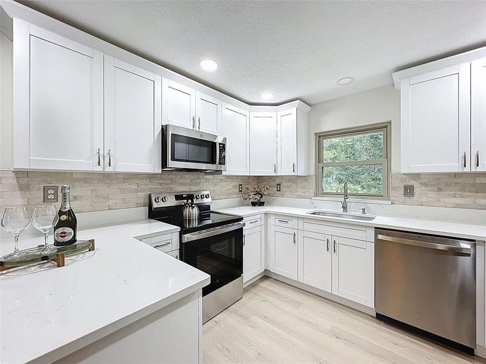 合同活跃: $269,900 (2 贝兹, 2 浴室, 1208 平方英尺)