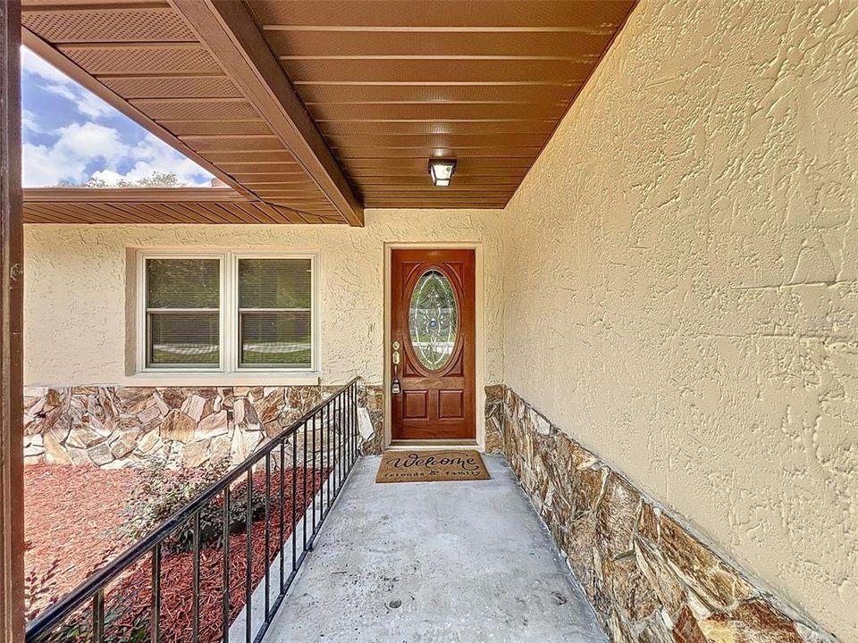 合同活跃: $269,900 (2 贝兹, 2 浴室, 1208 平方英尺)