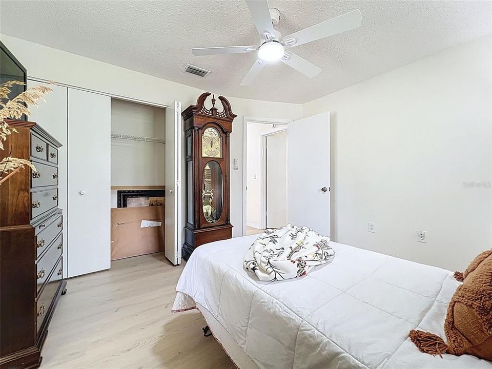 合同活跃: $269,900 (2 贝兹, 2 浴室, 1208 平方英尺)