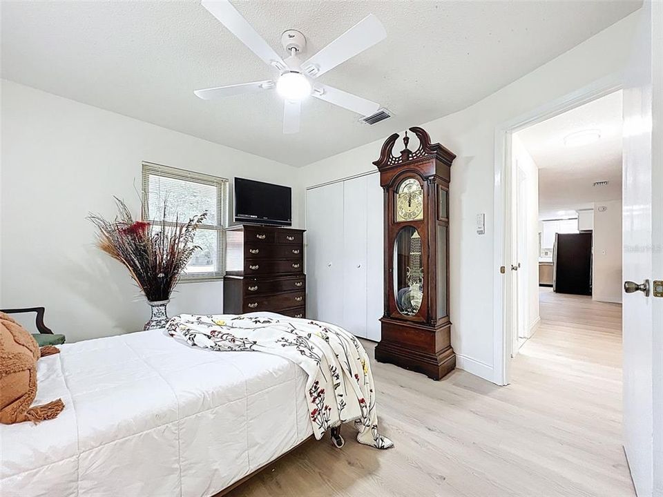 合同活跃: $269,900 (2 贝兹, 2 浴室, 1208 平方英尺)