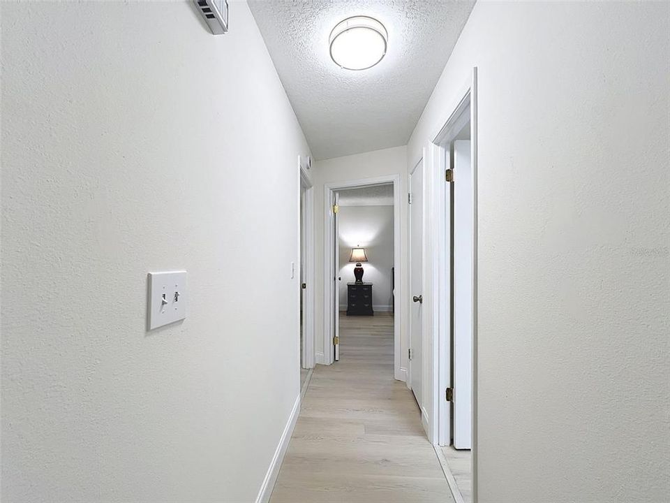 合同活跃: $269,900 (2 贝兹, 2 浴室, 1208 平方英尺)