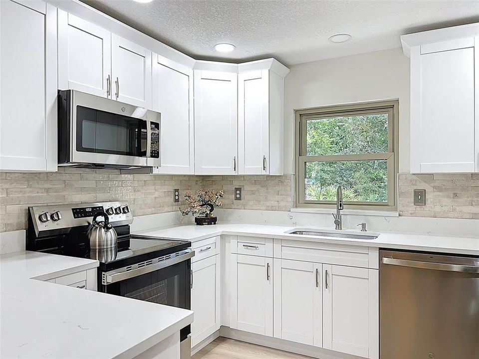 合同活跃: $269,900 (2 贝兹, 2 浴室, 1208 平方英尺)