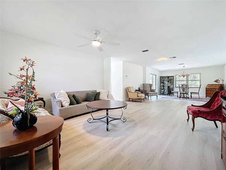 合同活跃: $269,900 (2 贝兹, 2 浴室, 1208 平方英尺)