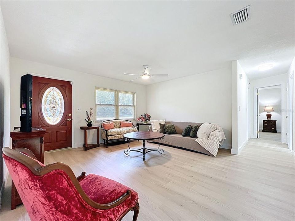 合同活跃: $269,900 (2 贝兹, 2 浴室, 1208 平方英尺)