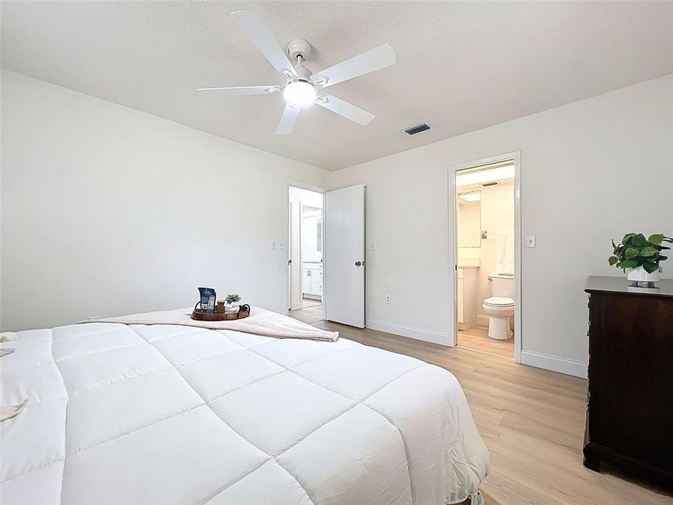 合同活跃: $269,900 (2 贝兹, 2 浴室, 1208 平方英尺)