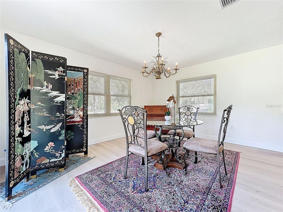 合同活跃: $269,900 (2 贝兹, 2 浴室, 1208 平方英尺)