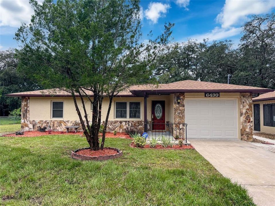 合同活跃: $269,900 (2 贝兹, 2 浴室, 1208 平方英尺)