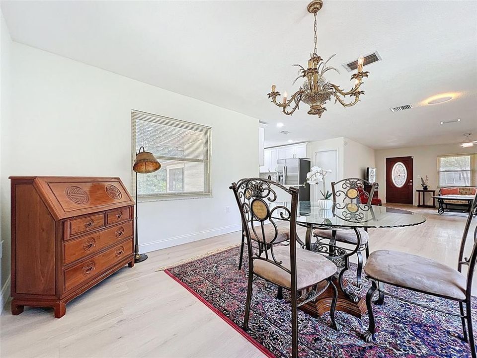 合同活跃: $269,900 (2 贝兹, 2 浴室, 1208 平方英尺)