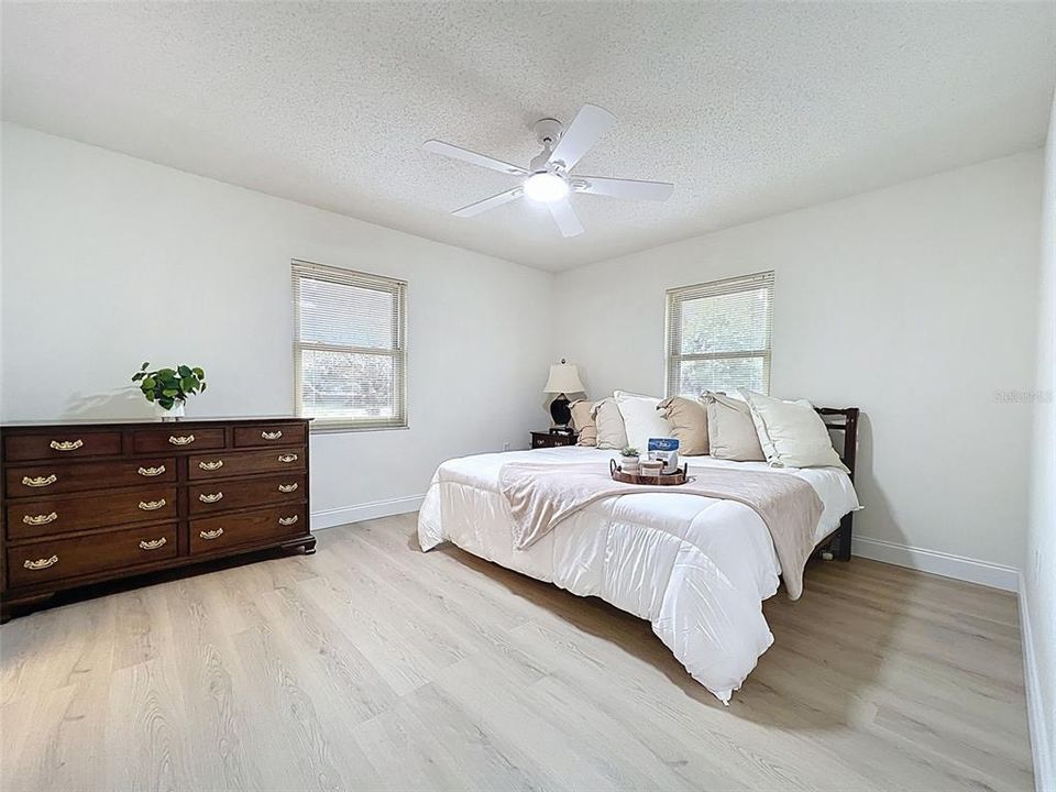 合同活跃: $269,900 (2 贝兹, 2 浴室, 1208 平方英尺)