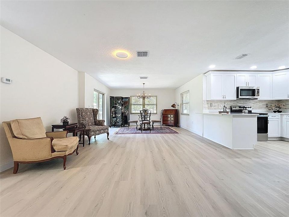 合同活跃: $269,900 (2 贝兹, 2 浴室, 1208 平方英尺)