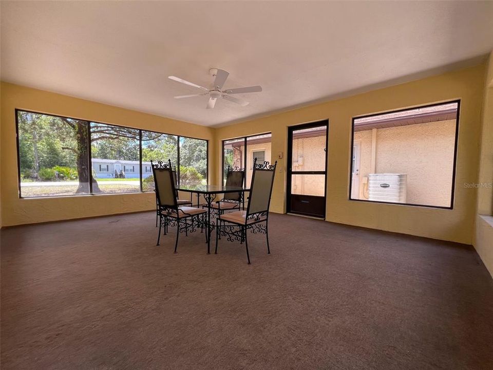 合同活跃: $269,900 (2 贝兹, 2 浴室, 1208 平方英尺)