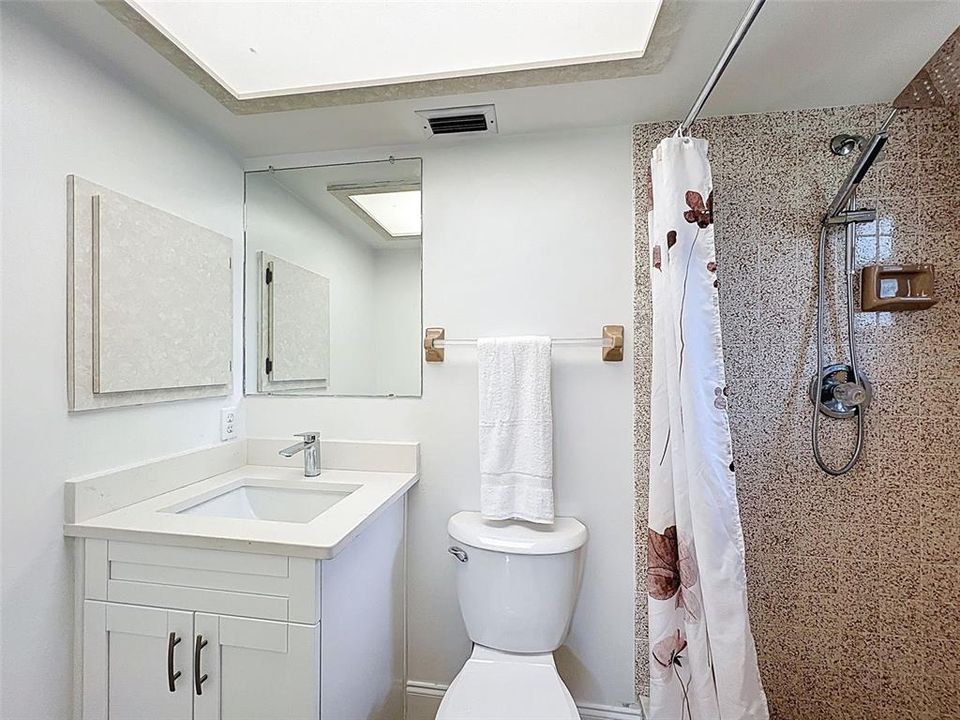 合同活跃: $269,900 (2 贝兹, 2 浴室, 1208 平方英尺)