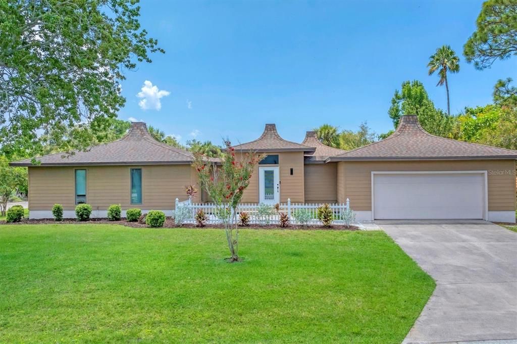 Под контрактом: $749,000 (3 спален, 2 ванн, 2120 Квадратных фут)