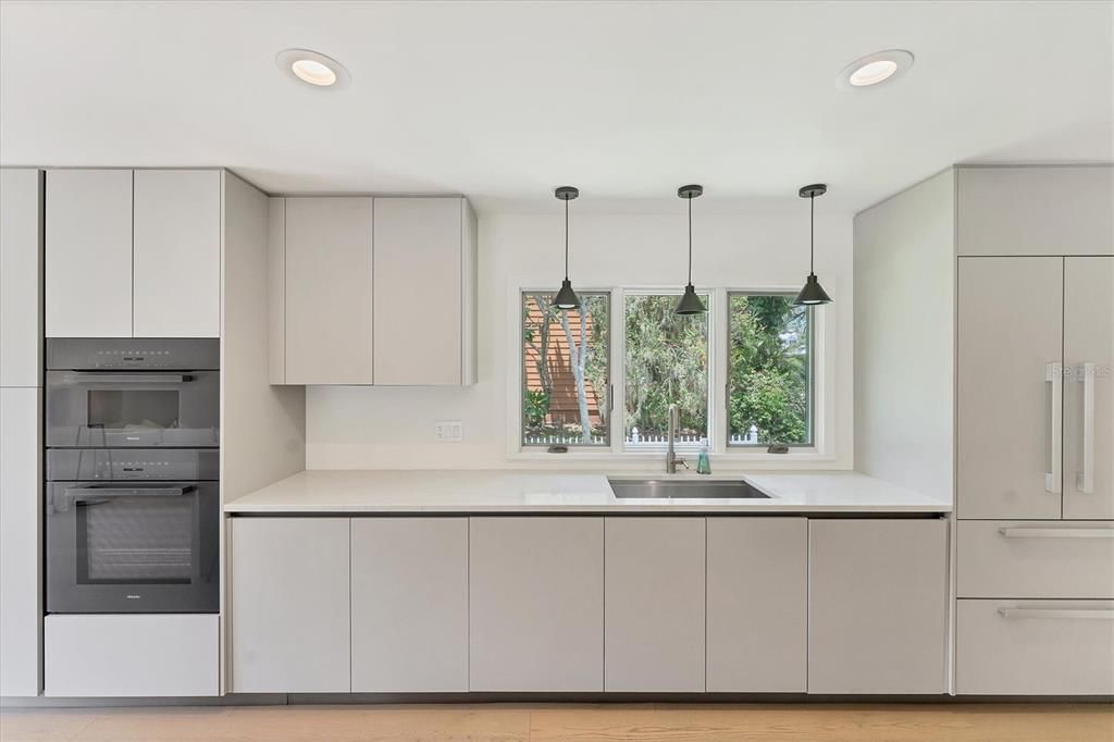 Под контрактом: $749,000 (3 спален, 2 ванн, 2120 Квадратных фут)