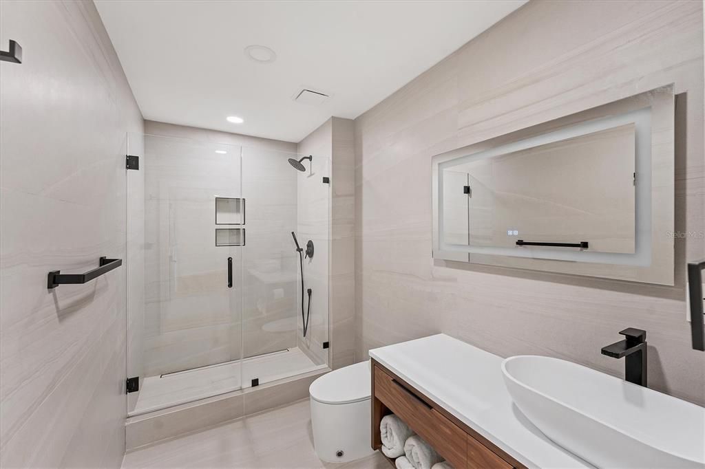 Под контрактом: $749,000 (3 спален, 2 ванн, 2120 Квадратных фут)