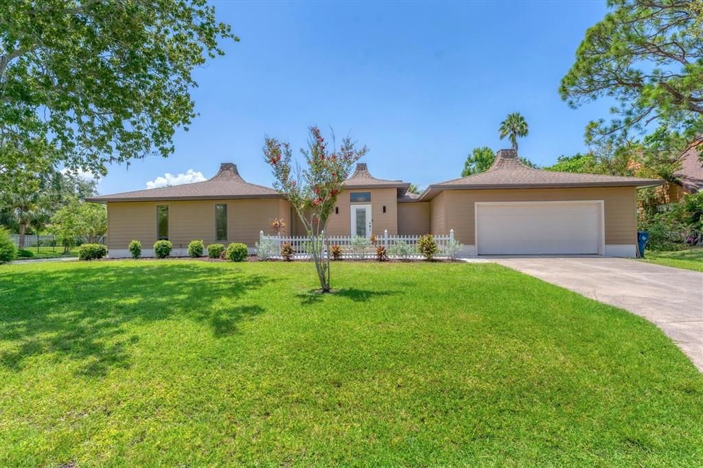 Под контрактом: $749,000 (3 спален, 2 ванн, 2120 Квадратных фут)