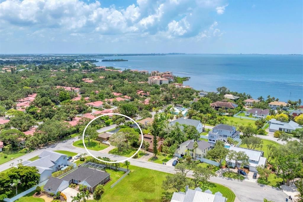 Под контрактом: $749,000 (3 спален, 2 ванн, 2120 Квадратных фут)