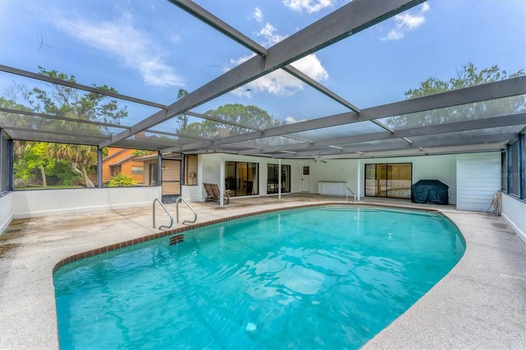 Под контрактом: $749,000 (3 спален, 2 ванн, 2120 Квадратных фут)