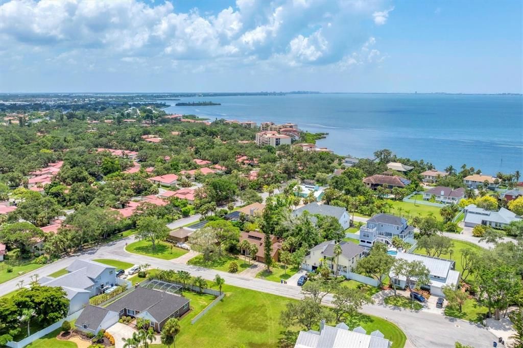 Под контрактом: $749,000 (3 спален, 2 ванн, 2120 Квадратных фут)