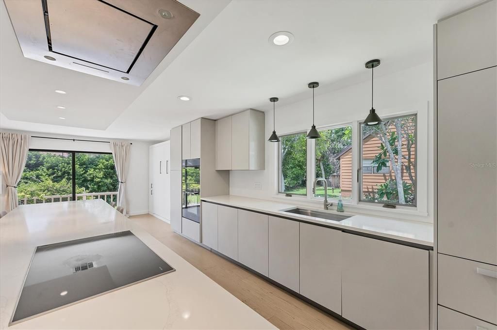 Под контрактом: $749,000 (3 спален, 2 ванн, 2120 Квадратных фут)