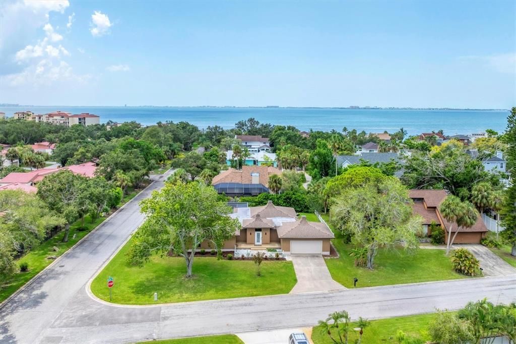 Под контрактом: $749,000 (3 спален, 2 ванн, 2120 Квадратных фут)