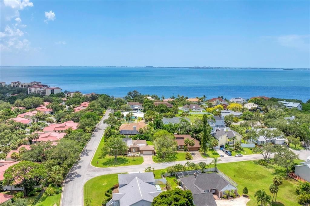 Под контрактом: $749,000 (3 спален, 2 ванн, 2120 Квадратных фут)