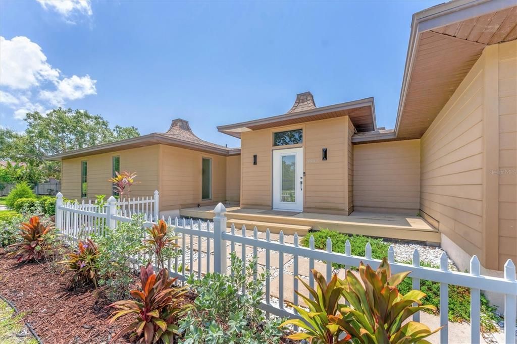 Под контрактом: $749,000 (3 спален, 2 ванн, 2120 Квадратных фут)