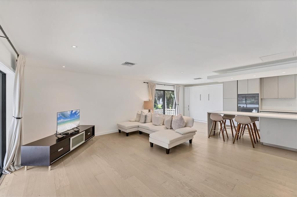 Под контрактом: $749,000 (3 спален, 2 ванн, 2120 Квадратных фут)