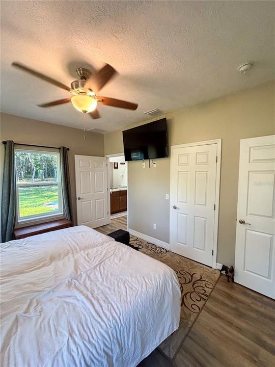 Под контрактом: $425,000 (2 спален, 2 ванн, 1060 Квадратных фут)