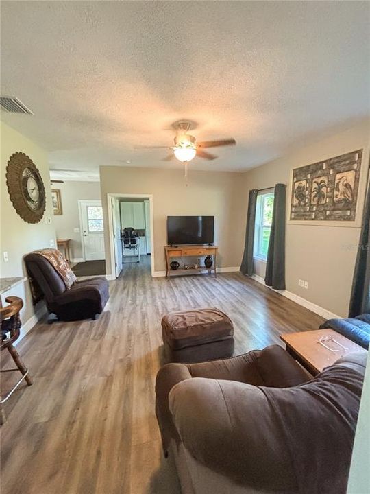 Под контрактом: $425,000 (2 спален, 2 ванн, 1060 Квадратных фут)