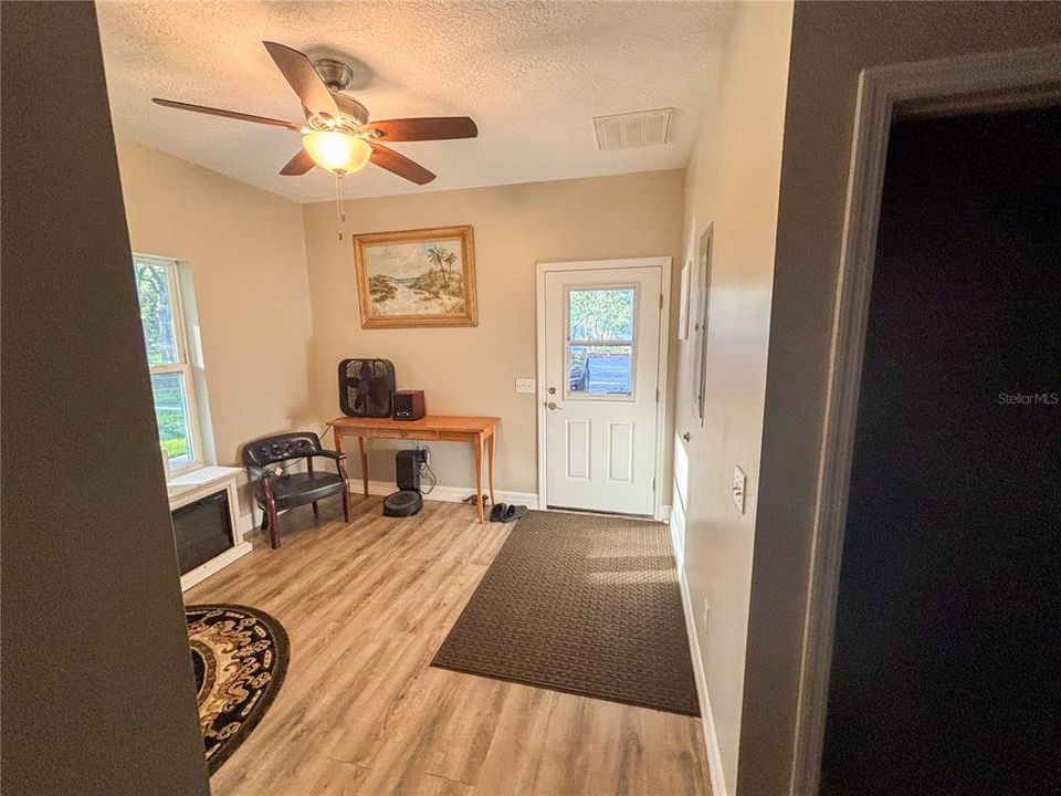 Под контрактом: $425,000 (2 спален, 2 ванн, 1060 Квадратных фут)