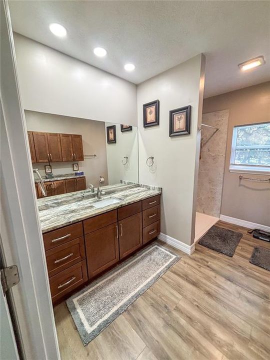 Под контрактом: $425,000 (2 спален, 2 ванн, 1060 Квадратных фут)