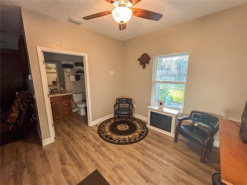 Под контрактом: $425,000 (2 спален, 2 ванн, 1060 Квадратных фут)