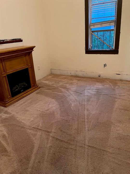 Activo con contrato: $155,000 (4 camas, 1 baños, 1210 Pies cuadrados)