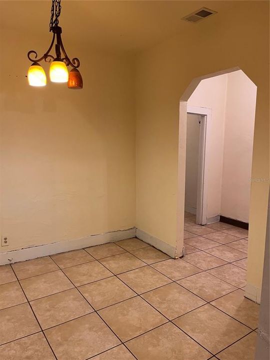 Activo con contrato: $155,000 (4 camas, 1 baños, 1210 Pies cuadrados)