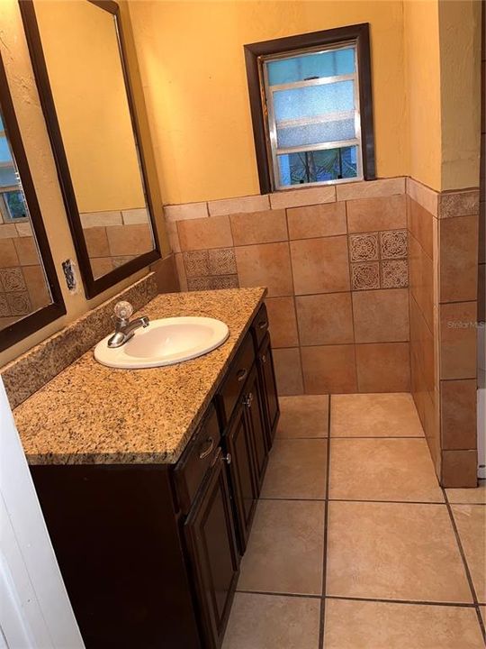 Activo con contrato: $155,000 (4 camas, 1 baños, 1210 Pies cuadrados)