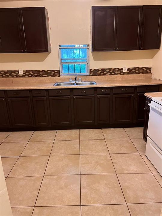 Activo con contrato: $155,000 (4 camas, 1 baños, 1210 Pies cuadrados)