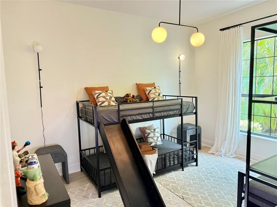 出租: $6,500 (3 贝兹, 2 浴室, 2432 平方英尺)