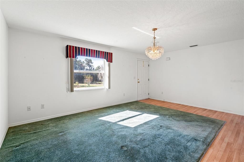 For Sale: $289,500 (2 beds, 1 baths, 912 Square Feet)