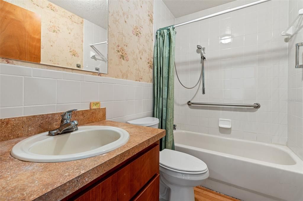 For Sale: $289,500 (2 beds, 1 baths, 912 Square Feet)