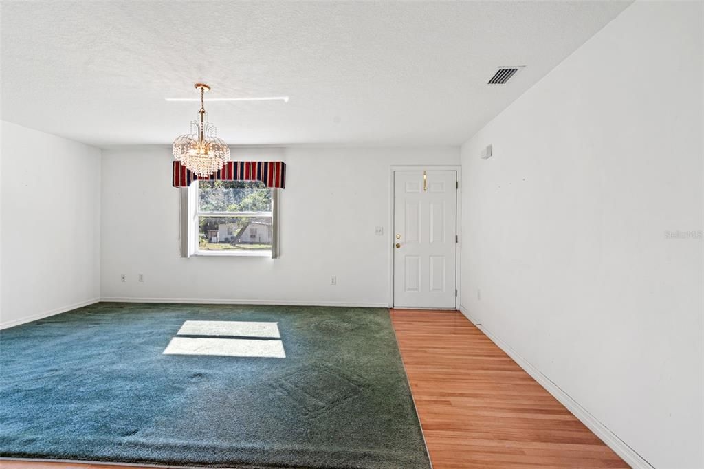 For Sale: $289,500 (2 beds, 1 baths, 912 Square Feet)